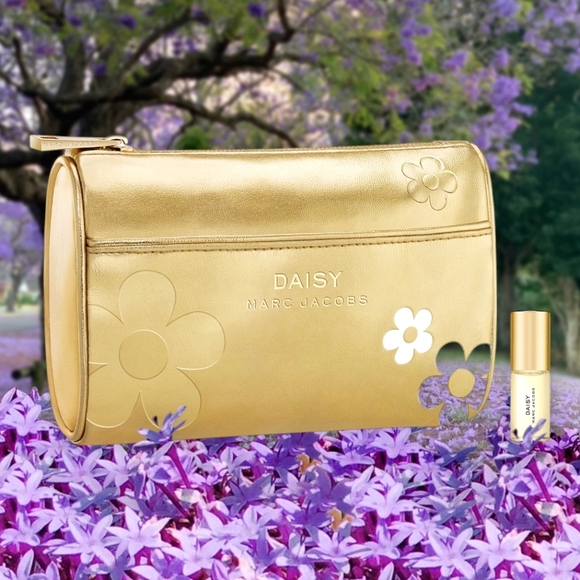 Gold Marc Jacobs- Daisy- cosmetic bag. NEW WITH TAGS - Picture 9 of 16
